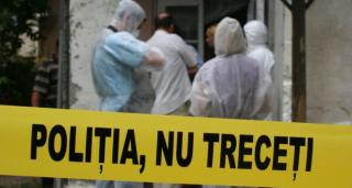 Trupul fără viaţă al unei femei din Suceava, găsit în drum, la 10 metri de casă. Cadavrul era dezbrăcat, legat fedeleş cu un cearşaf şi acoperit cu o pătură