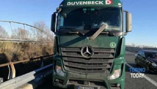 Accident incredibil pe o șosea din Italia! Un șofer român de TIR a fost la un pas de moarte după ce o bară metalică i-a străpuns parbrizul din mers (foto)