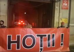 Incidente între jandarmi și protestatarii din fața Palatului Parlamentului. Oamenii au fost îmbrânciți, după ce au blocat circulația (Video)