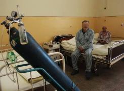 Un bătrân din Vaslui, victimă a unui accident rutier, a stat ore în şir pe holurile spitalului şi a fost externat la miezul nopţii!