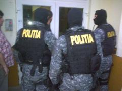 Spărgători de locuinţe, cu legături puternice în poliţie, prinşi în flagrant în timp ce dădeau o spargere