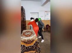 Elevul care a lovit și umilit o profesoară din Teleorman, arestat preventiv pentru 30 de zile