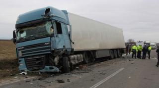 Impact frontal cu un TIR în Timiş! Şoferul care a provocat accidentul a murit în ambulanţă