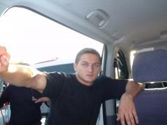 Veşti proaste despre poliţistul tăiat cu sabia de un interlop din Rădăuţi: 'Este susţinut de aparate şi în comă indusă'