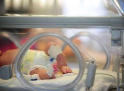 Acuzaţii grave după ce un bebeluş a murit imediat după naştere în Argeş: 'Salonul a fost dezinfectat cu apă chioară'