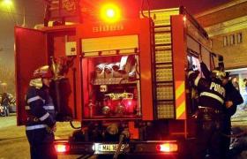 Un bărbat a ajuns la spital cu arsuri grave, după ce camera în care dormea cu nepoţelul său a luat foc de la instalaţia de brad