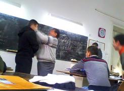 Un elev al liceului 'Virgil Madgearu' din Constanța a fost reținut după ce a snopit în bătaie un profesor!
