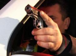 Tânărul din Bistrița care a lovit un polițist cu o bâtă în cap a murit la spital după ce a fost împușcat