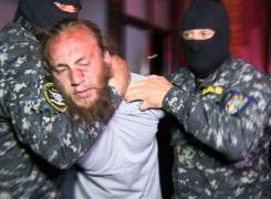 Mama tânărului care a hăcuit un polițist în gara din Suceava face acuzații grave: 'Fiul meu nu s-a sinucis, a fost omorât ca un câine'