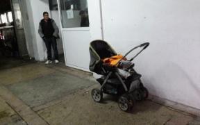 A fost găsită mama care și-a abandonat bebeluşul de doar 2 luni în curtea spitalului din Buzău. Femeia de 33 de ani mai are șase copii acasă