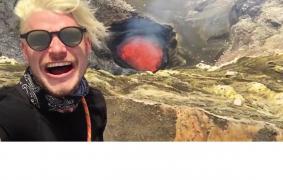 Un selfie care era să-i PRĂJEASCĂ! Doi tineri inconştienţi s-au pozat deasupra unui vulcan, chiar în momentul erupţiei (VIDEO)