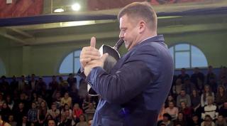 Cel mai puternic om din Rusia s-a supărat... pe o tigaie! Tovarăşul a intrat şi în Cartea Recordurilor pentru asta (VIDEO)