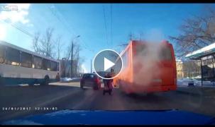 VIDEO Un şofer s-a trezit cu o bătrânică în faţa maşinii. Ce decizie a luat!