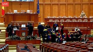 Deputaţii USR au protestat în faţa prezidiului Camerei Deputaţilor împotriva PSD şi a Guvernului