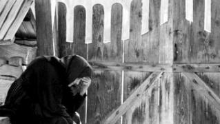 Şi-a BATJOCORIT PROPRIA MAMĂ, supunând-o unor PERVERSIUNI revoltătoare! Ce pedeapsă a primit bărbatul care A VIOLAT-O fără milă pe cea care i-a dat viaţă