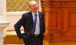 Băsescu, SURPRINS de întrebarea unui puşti, pe holurile Parlamentului. Cum a replicat fostul preşedinte!