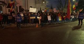 A şasea zi de proteste la Cotroceni! Manifestanţii au cerut din nou demisia preşedintelui Klaus Iohannis: "Ghinion, nu mai eşti preşedintele meu"