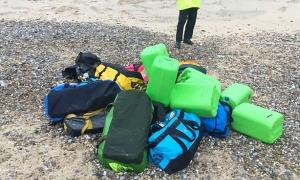 Cum să pierzi aşa ceva? SUTE DE KILOGRAME de cocaină, în valoare de 60 milioane de euro, "eşuate" pe PLAJĂ (FOTO&VIDEO)