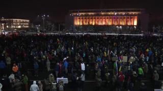 A 11-a zi de PROTESTE! Peste 5.000 de oameni s-au adunat în Piaţa Victoriei. Oamenii au scandat DNA să vină să vă ia”, "Noaptea, ca hoţii” şi "Zi de zi aici vom fi”