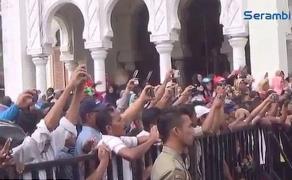 IMAGINI şocante! O femeie este bătută cu sălbăticie în faţa a sute de persoane, care filmează întreaga scenă cu telefoanele mobile (FOTO&VIDEO)