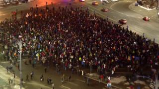 A 12-a zi de proteste. Manifestație la MINUS 8 grade Celsius în Piața Victoriei.