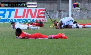 Fotbalişti atacaţi de ALBINE! Un meci a fost întrerupt după ce un roi a trecut pe deasupra terenului (VIDEO)