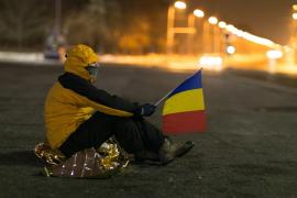 Mesajul CUTREMURĂTOR al tânărului care a petrecut 12 ore în faţa Guvernului, în ger! Gestul său i-a adus aprecierile a mii de oameni