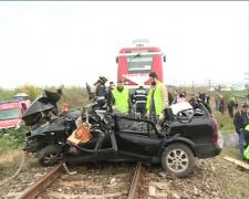 Maşină SPULBERATĂ de un tren de călători la Dimieni, judeţul Ilfov. Şoferul a decedat pe loc