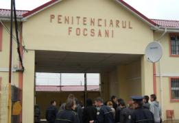 ACCIDENT în VRANCEA. Autobuz cu deţinuţi şi gardieni de la Penitenciarul Focşani, lovit în plin de un TIR