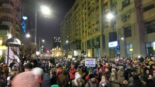 Manifestaţiile continuă la Piaţa Victoriei! Protestatarii scandează în faţa Guvernului, în cea de-a 15-a zi de protest
