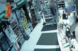 Un român, EROU în Italia! Bărbatul s-a luptat cu mâinile goale cu un hoţ înarmat cu un cuţit care voia să jefuiască o farmacie (VIDEO)