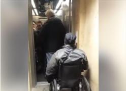 "Păcat că nesimțirea nu doare"! IMAGINI devenite virale cu un bărbat aflat în scaun cu rotile care vrea să folosească liftul la metroul bucureştean (VIDEO)
