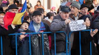 Protestul de la Cotroceni continuă! Câţi manifestanţi au cerut joi seară demisia preşedintelui Iohannis
