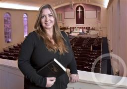 PREMIERĂ! Faceţi cunoştinţă cu Luminiţa, singura româncă din lume devenită preot baptist