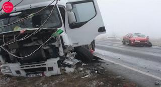 A depăşit o coloană de maşini şi s-a oprit DIRECT într-un TIR! Trei accidente petrecute SIMULTAN, în Arad, din cauza ceţii (VIDEO)