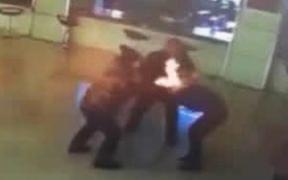 Bărbatul care şi-a incendiat soţia într-o patiserie, la Buhuşi, de faţă cu cei doi copii ai lor, s-a predat poliţiştilor