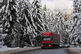 Zăpada îngreunează traficul pe Transalpina. Poliţiştii dau voie să urce la Rânca doar şoferilor cu maşini echipate de iarnă