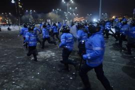 Asta e CEA MAI TARE IMAGINE de la protestele de miercuri, din Piaţa Victoriei. Jandarmii se mai şi distrează