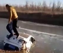 VIDEO | A ajuns în GHEARELE MORŢII, în urma unui accident! IMAGINI ŞOCANTE surprinse în timp ce câţiva tineri se chinuie să îi salveze viaţa