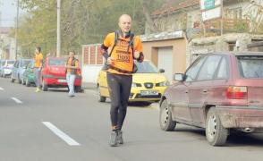 Andrei Roşu, fostul membru al trupei Gaz pe Foc, şi-a mutat biroul în Piaţa Victoriei, pentru a protesta
