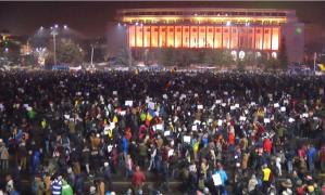 A treia zi de PROTESTE! Circa 80.000 oameni au protestat în faţa Guvernului. Peste 100.000 au ieşit pe străzi şi în ţară