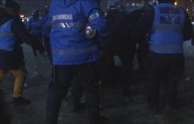 VIDEO incredibil din timpul violenţelor din Piaţa Victoriei: Jandarmii şi-au BĂTUT UN COLEG crezând că au de a face cu un huligan