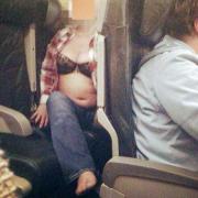 GALERIE FOTO. Ce se întâmplă atunci când pasagerii unui zbor uită cei şapte ani de acasă la sol. Imaginile care vor stârni FURIE! Ce ai face într-o astfel de situaţie?