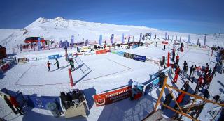 VIDEO Două românce au câştigat prima etapă a circuitului european de volei pe zăpadă