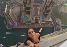 Protagonista MOMENTULUI DE INFARCT de pe cel mai înalt zgârie-nori din Dubai a ajuns la Poliţie. Oamenii legii au pus-o să facă o promisiune! (VIDEO)