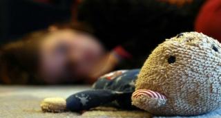 CRIMĂ ORIBILĂ în Bacău. Un tată şi-a UCIS nepoata de doar 3 ani, apoi a băgat-o într-un geamantan. Mama copilei era plecată în străinătate