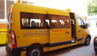 ZECE COPII LA SPITAL, după ce un microbuz şcolar care transporta elevii la şcoală a fost lovit violent de un autoturism