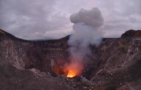 INCREDIBIL: Un bărbat A CĂZUT într-un vulcan ACTIV şi... a SUPRAVIEŢUIT