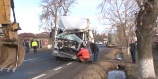 Accident grav în Dâmboviţa. Un camion şi un TIR s-au făcut PRAF, ciocnindu-se FRONTAL (VIDEO)