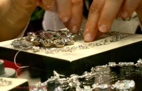 Bărbat din Piteşti, acuzat că a furat din casa fostei iubite bijuterii, lingouri din aur şi alte bunuri, în valoare de 150.000 de euro